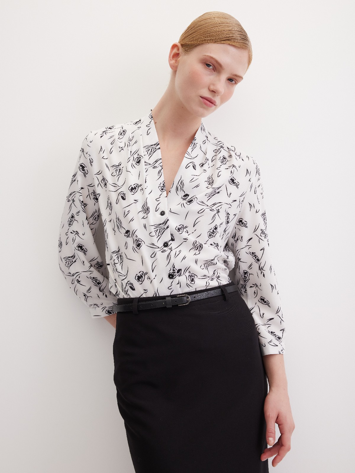 Блузка с мягкими  складками и монохромным принтом