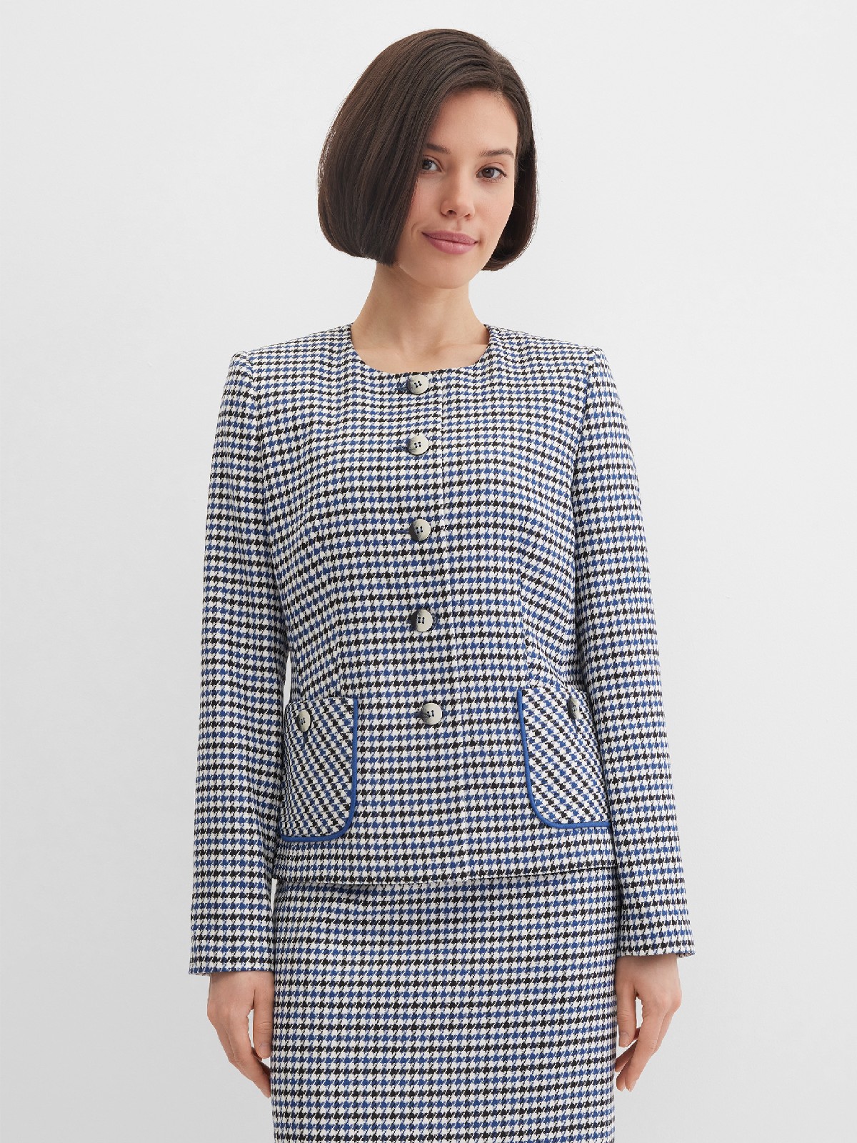 Жакет без воротника с отделкой на карманах