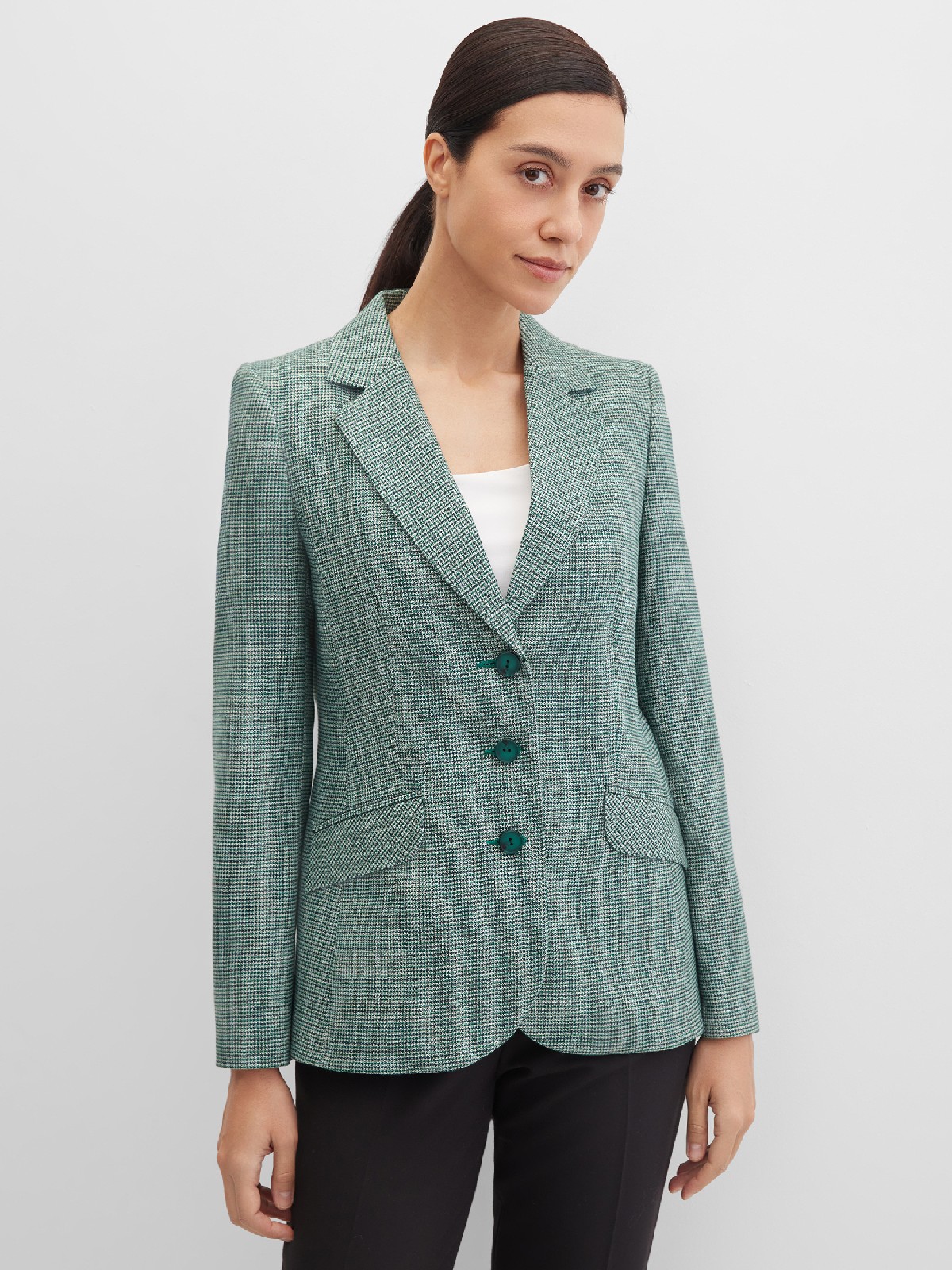 Пиджак в классическом стиле в мелкую клетку