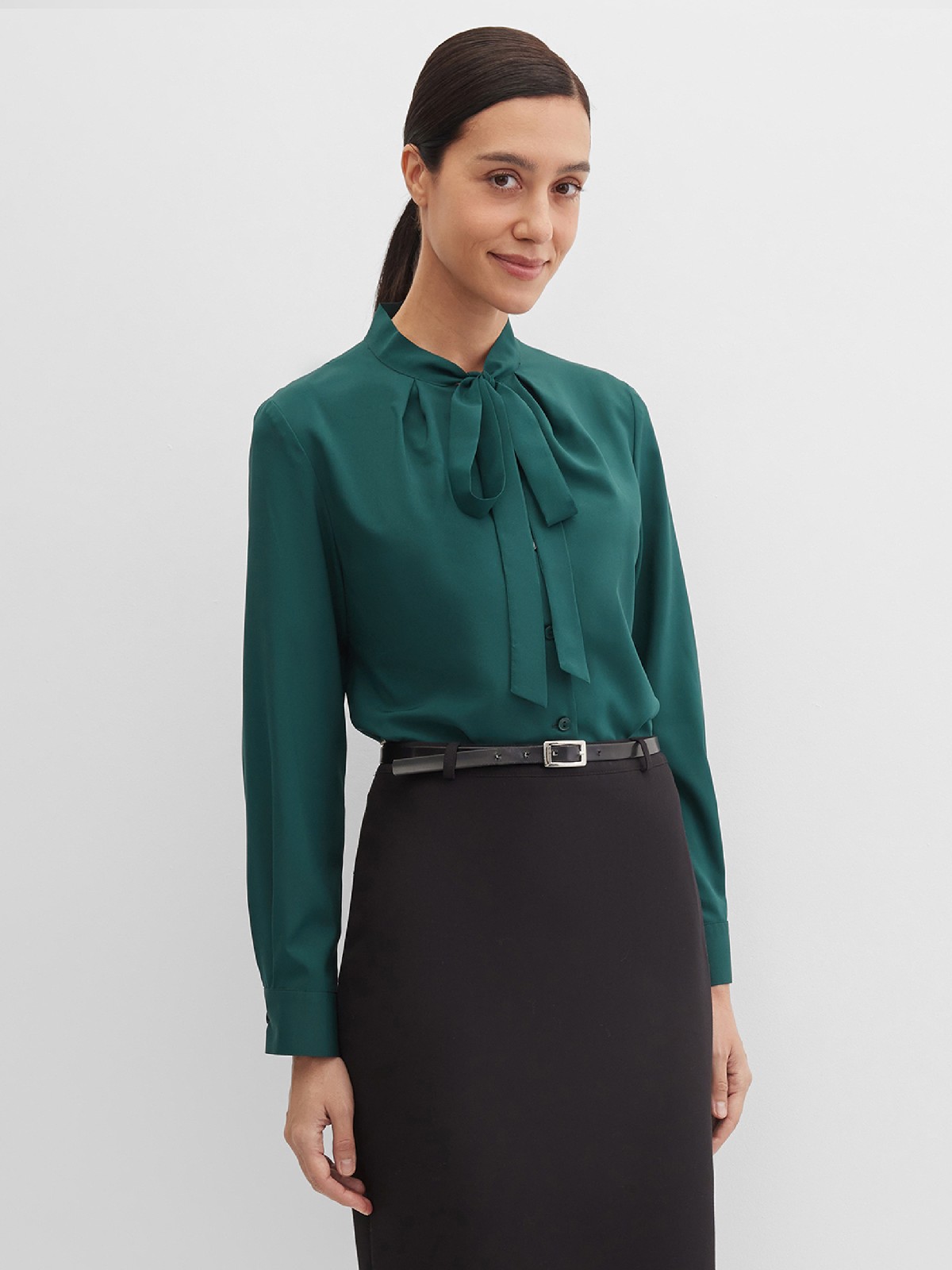 Блузка с декоративным галстуком