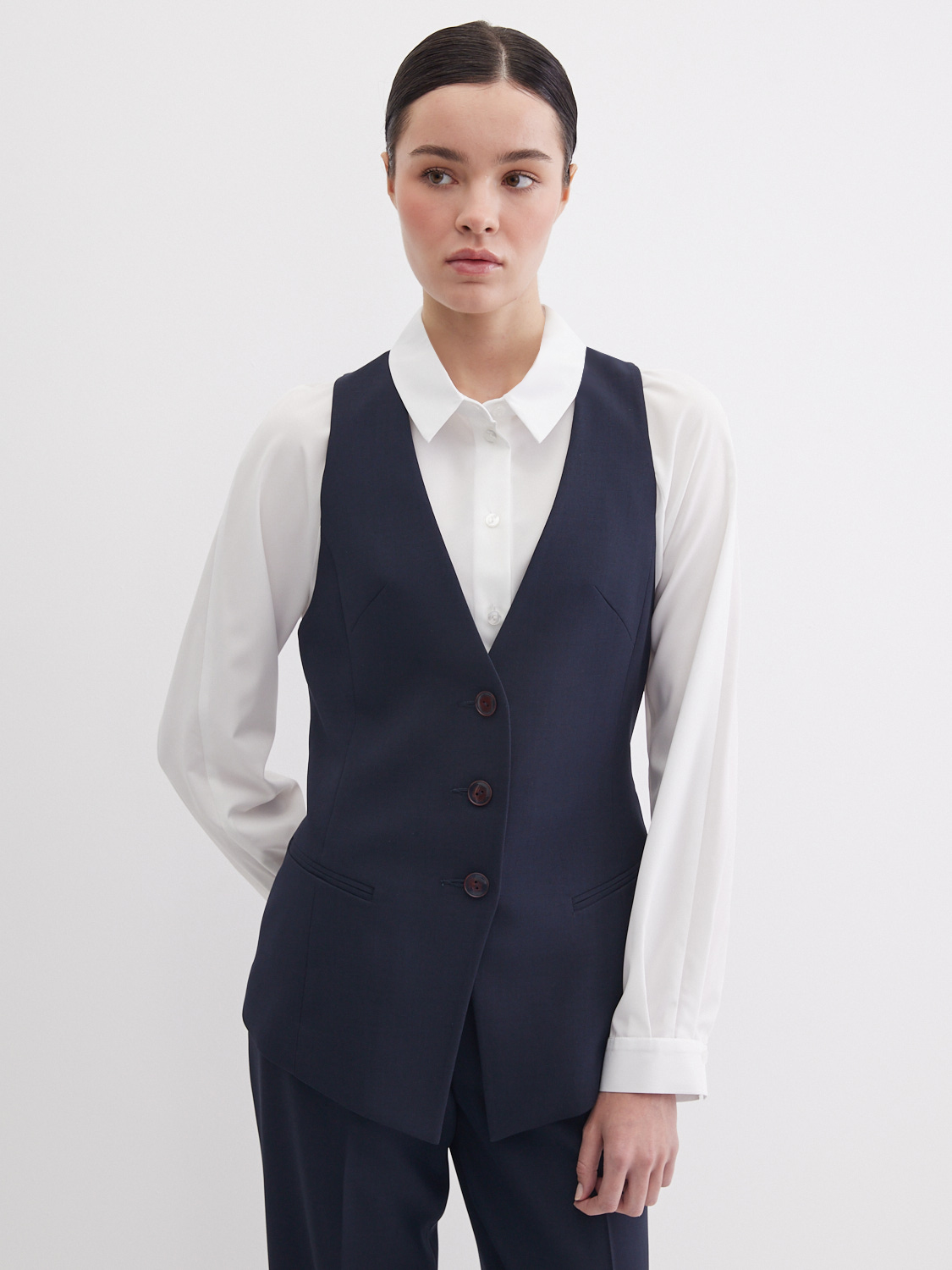 Жилет средней длины на подкладке