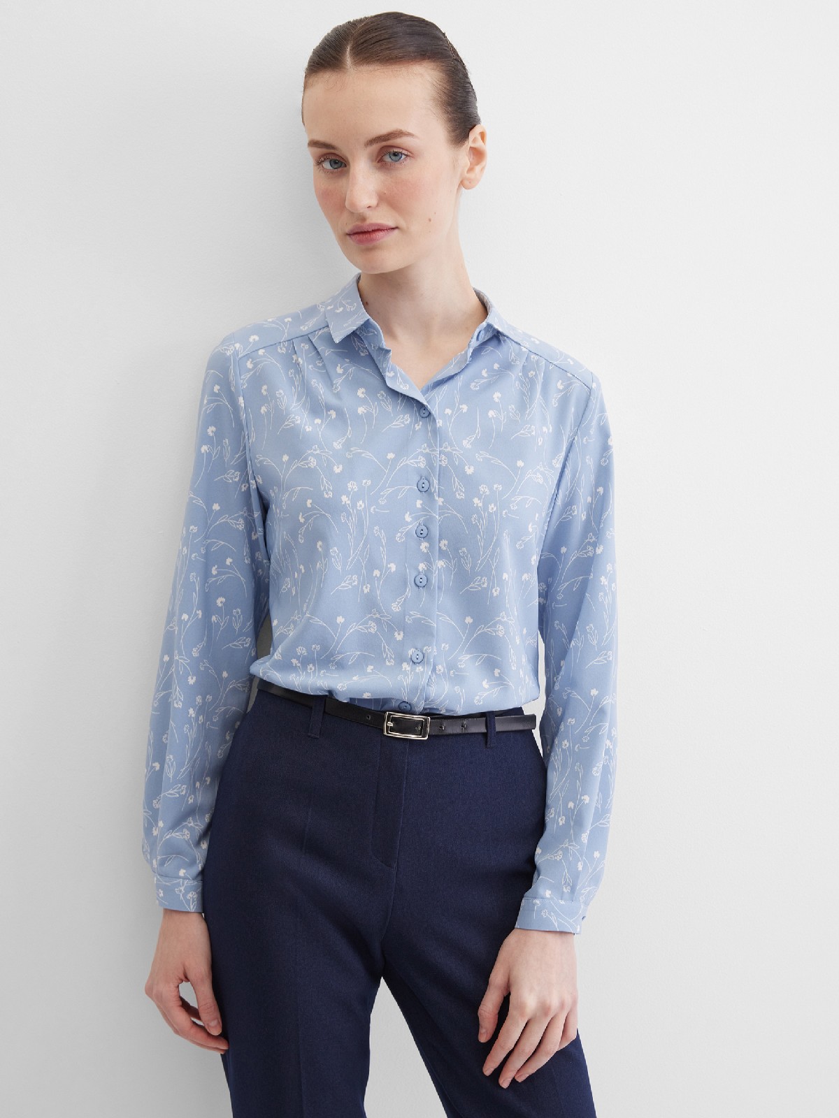 Блузка принтованная со складками на плечах и длинным рукавом