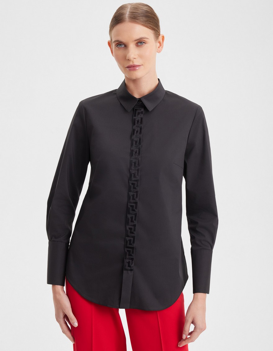 Блузка с вышивкой  по планке и высокими манжетами