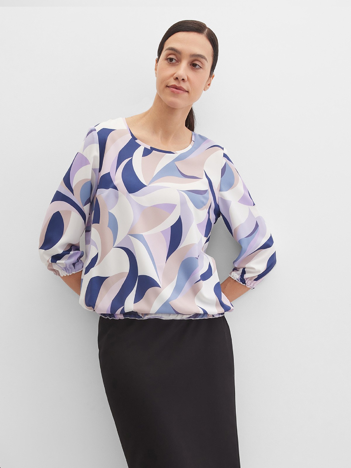 Блузка свободная с  резинкой по низу и принтом