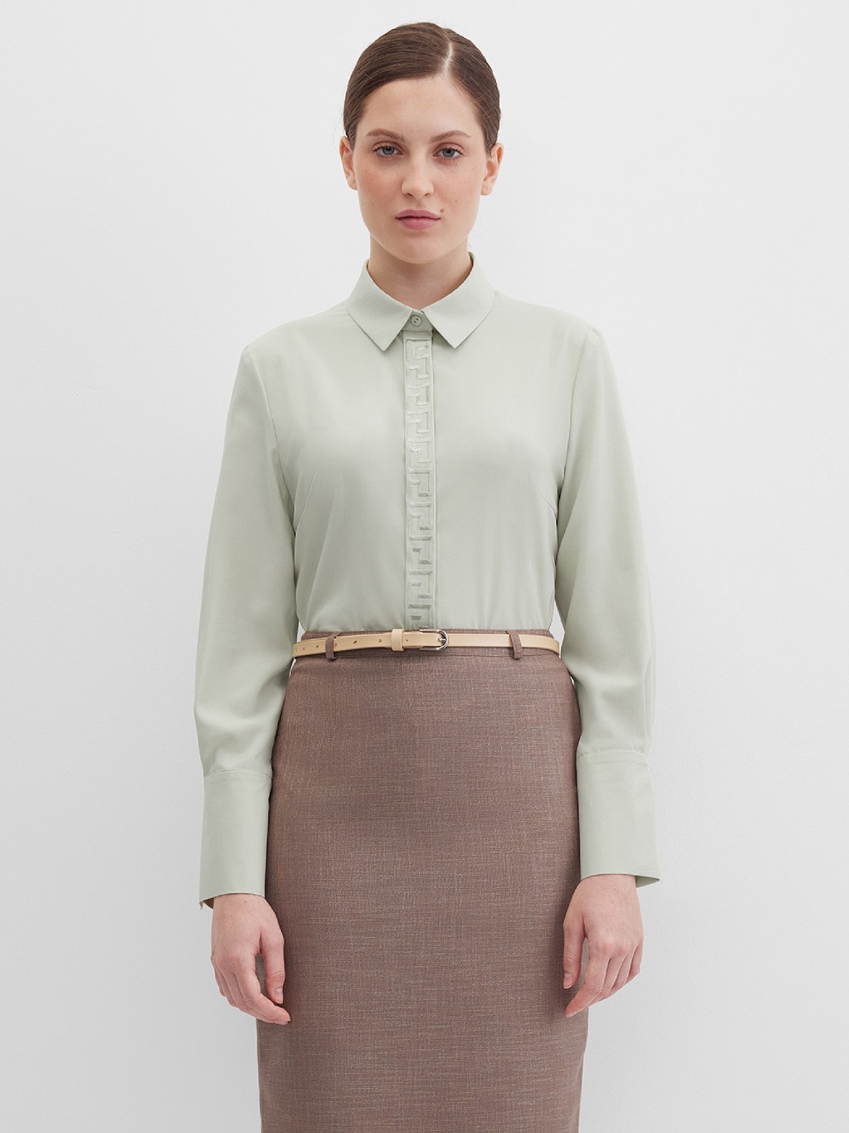 Блузка с вышивкой  по планке и высокими манжетами