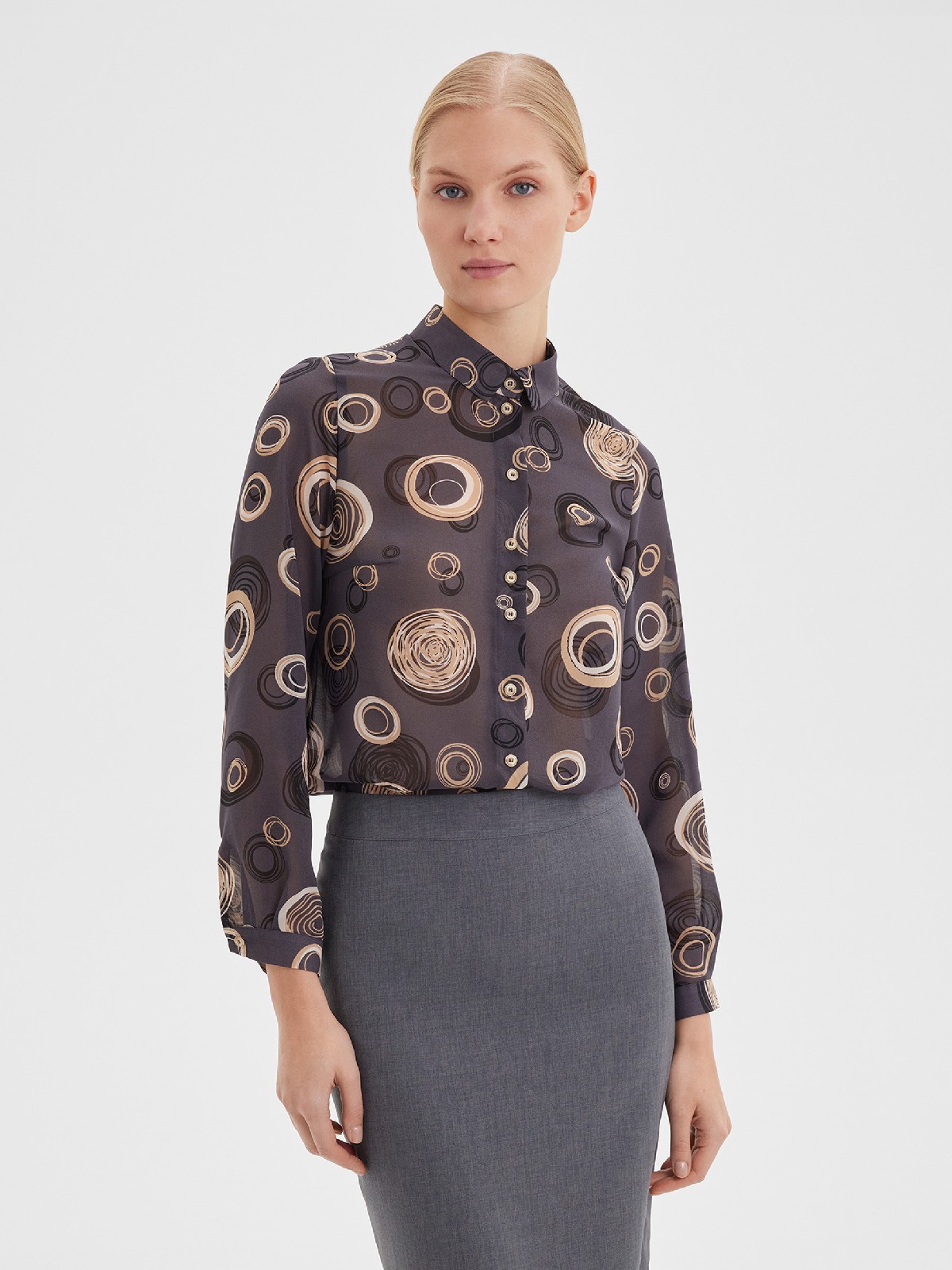 Шифоновая блузка с объемным абстрактным узором