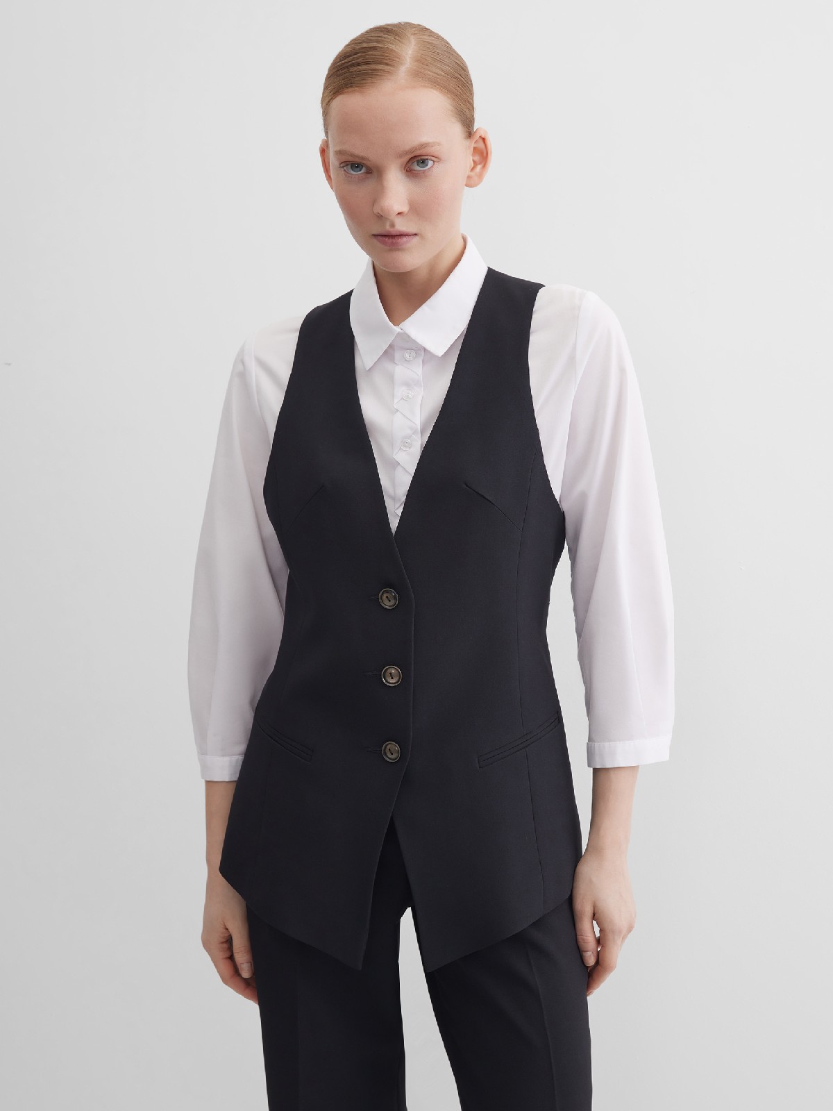 Жилет средней длины на подкладке